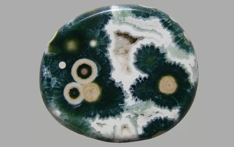 来自马达加斯加的抛光圆形碧玉.jpg 来自马达加斯加的抛光圆形碧玉