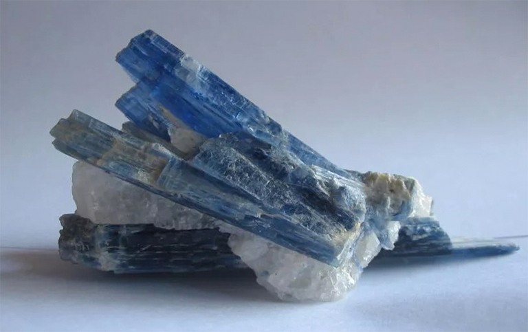 蓝晶石的晶体.jpg 蓝晶石的晶体