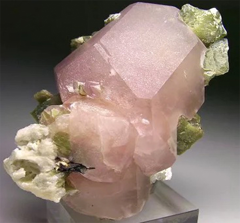 粗糙的摩根石晶体.jpg 粗糙的摩根石晶体