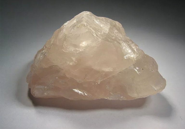 玫瑰石英有时会从痕量的钛,铁或锰变成粉红色.jpg 玫瑰石英有时会从痕量的钛,铁或锰变成粉红色