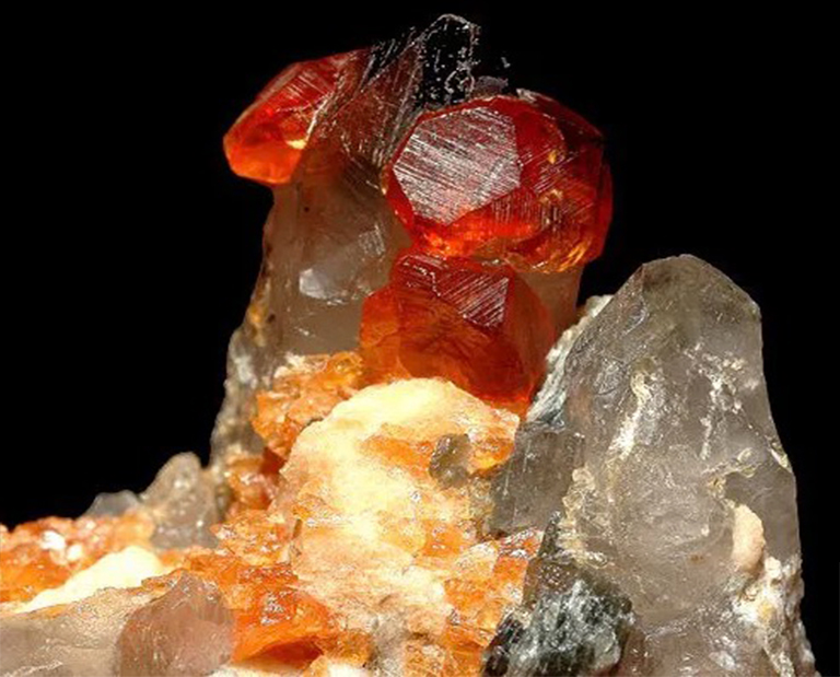 来自中国的石榴石晶体和石英样品.jpg 来自中国的石榴石晶体和石英样品