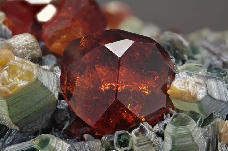 石榴石近距离细节图.jpg 石榴石近距离细节图