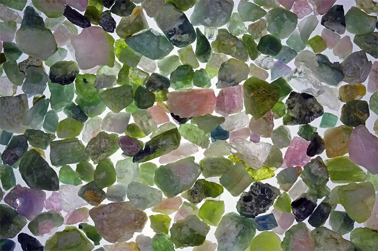 鲜艳的电气石晶体