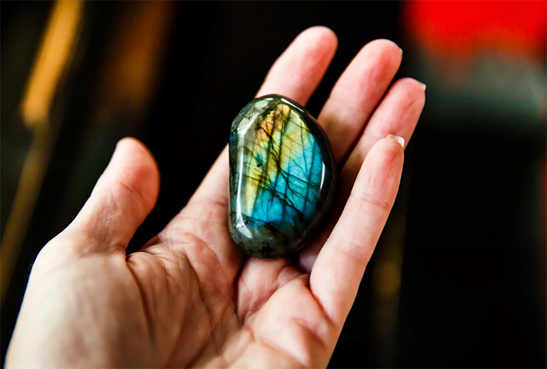 手工打磨一块抛光的拉长石