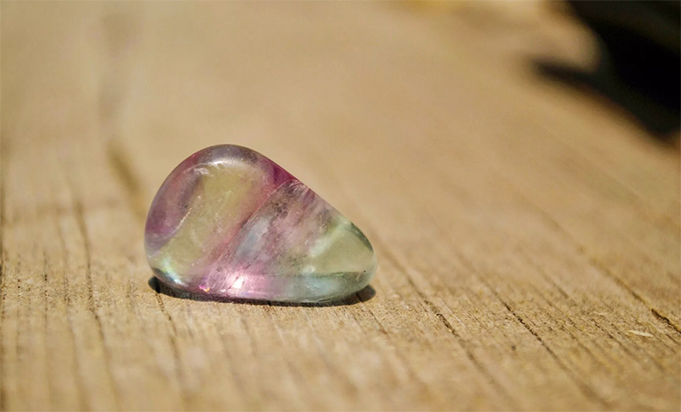 木桌上的电气石