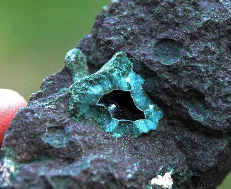 绿闪石.jpg 绿闪石