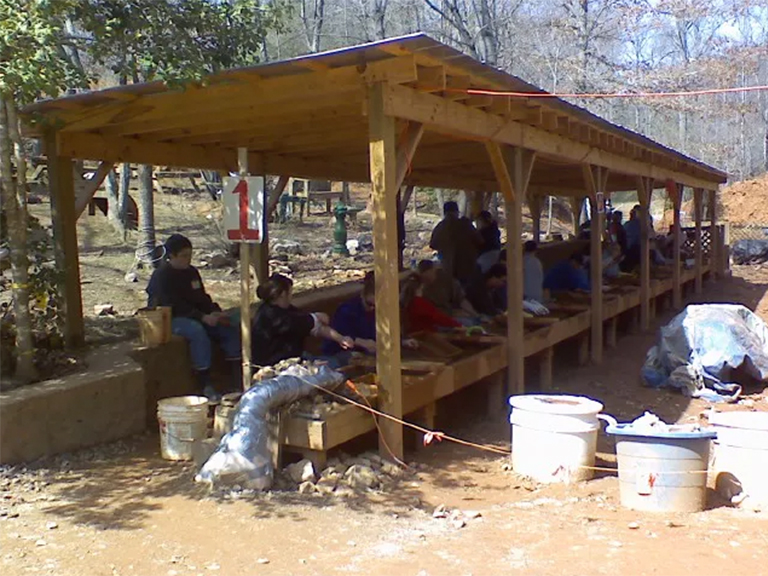 这些人正在翡翠空心矿开采宝石.jpg 这些人正在翡翠空心矿开采宝石