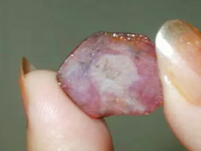 来自北卡罗来纳州Hiddenite的Ruby.jpg 来自北卡罗来纳州Hiddenite的Ruby