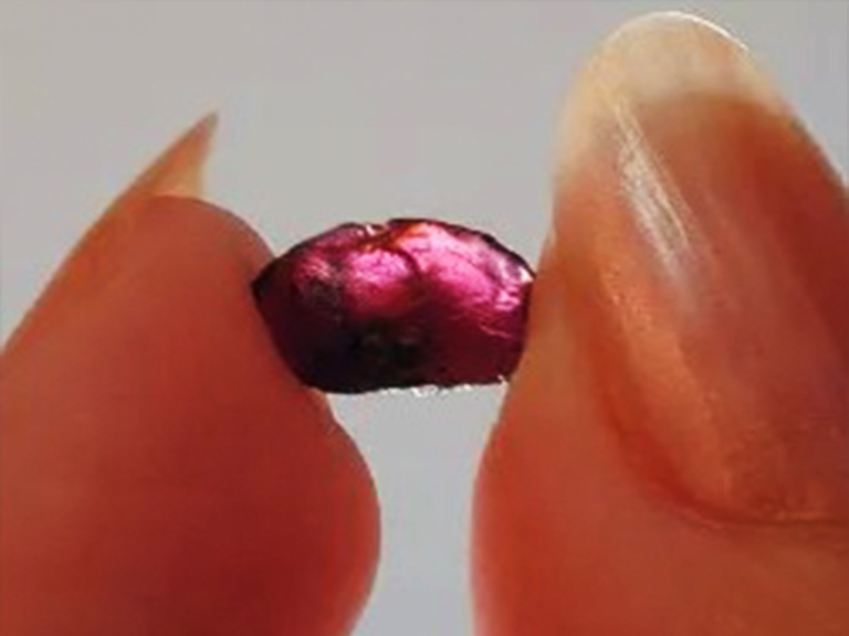 来自北卡罗来纳州Hiddenite的翡翠空心矿的石榴石