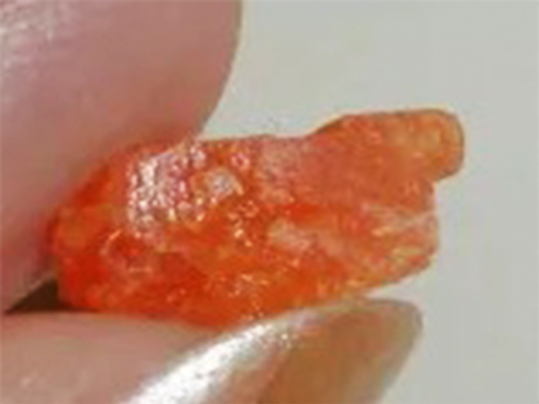 来自北卡罗来纳州Hiddenite的翡翠空心矿的居石.jpg 来自北卡罗来纳州Hiddenite的翡翠空心矿的居石