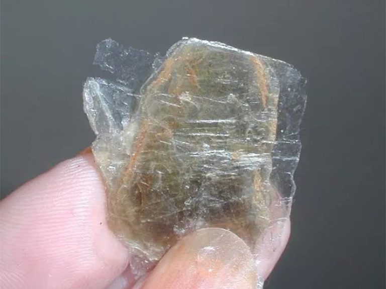 来自北卡罗来纳州Hiddenite的翡翠空心矿的云母.jpg 来自北卡罗来纳州Hiddenite的翡翠空心矿的云母