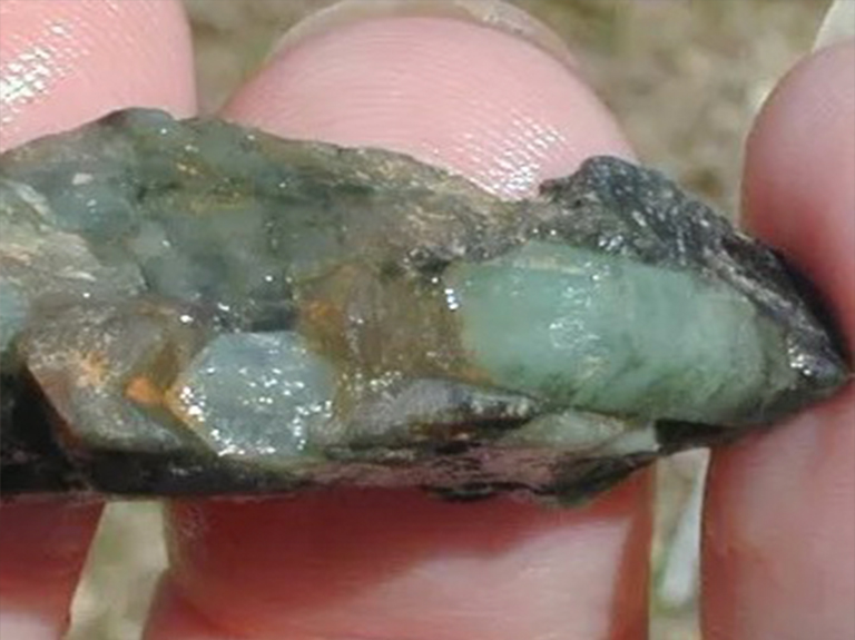 来自北卡罗来纳州Hiddenite的翡翠空心矿的翡翠晶体.jpg 来自北卡罗来纳州Hiddenite的翡翠空心矿的翡翠晶体