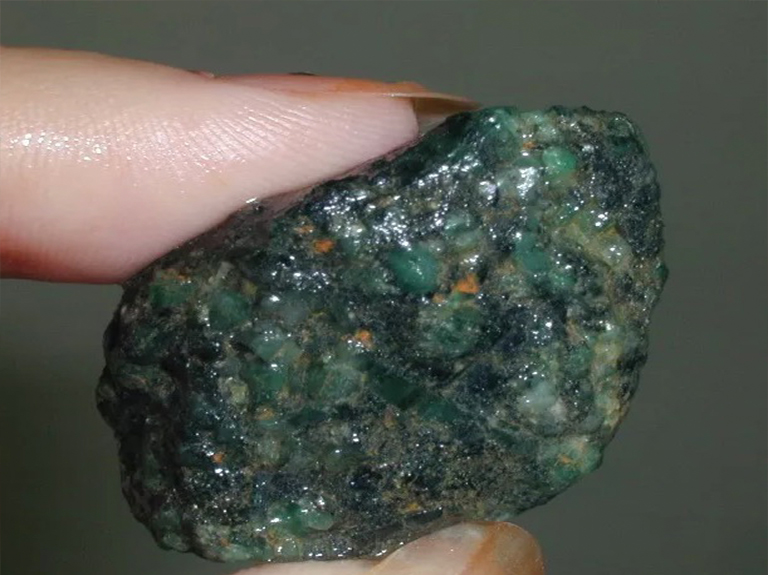 来自北卡罗来纳州Hiddenite的翡翠空心矿的嵌入式祖母绿.jpg 来自北卡罗来纳州Hiddenite的翡翠空心矿的嵌入式祖母绿