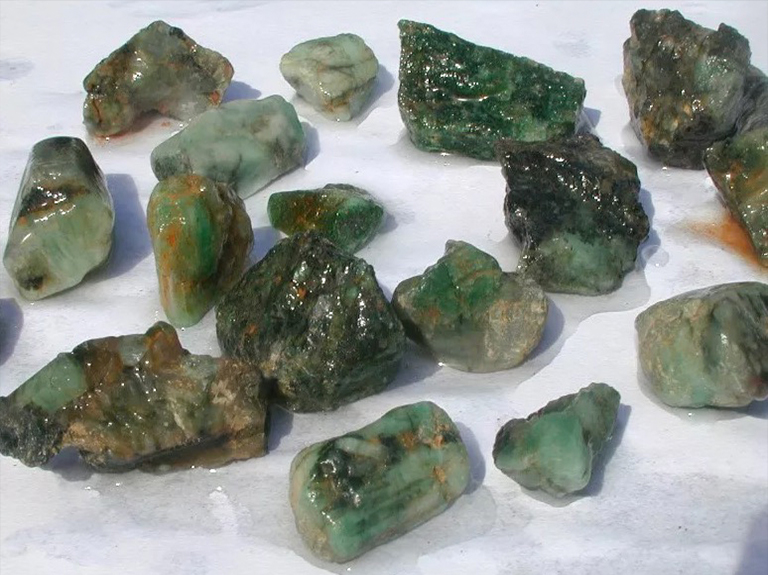 来自北卡罗来纳州Hiddenite的翡翠空心矿的绿柱石(祖母绿).jpg 来自北卡罗来纳州Hiddenite的翡翠空心矿的绿柱石(祖母绿)