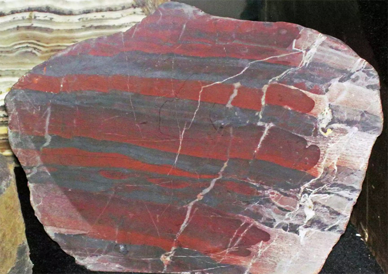显示条纹和色带的红色石.jpg 显示条纹和色带的红色石