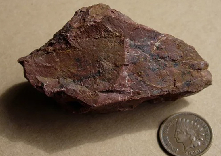 在一枚硬币旁边的布朗白垩等级.jpg 在一枚硬币旁边的布朗白垩等级