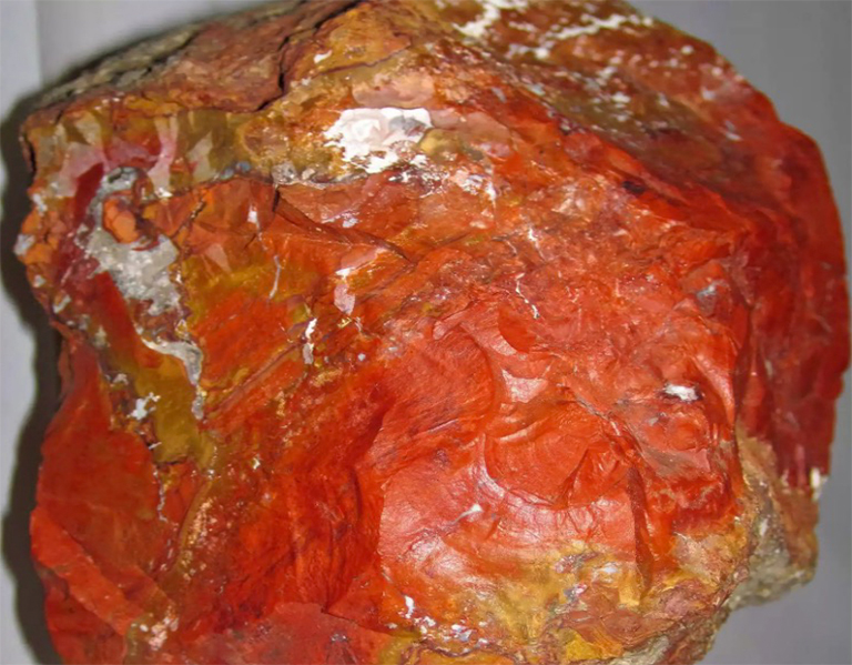 反对简单的背景的碧玉宝石.jpg 反对简单的背景的碧玉宝石