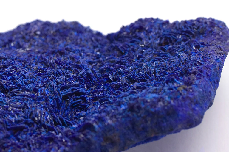 石青矿物关闭在白色背景