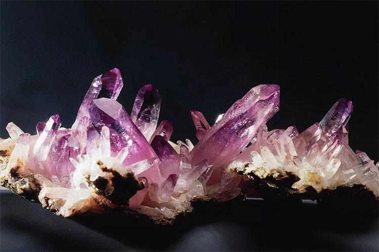 在黑暗的背景的紫色的矿物