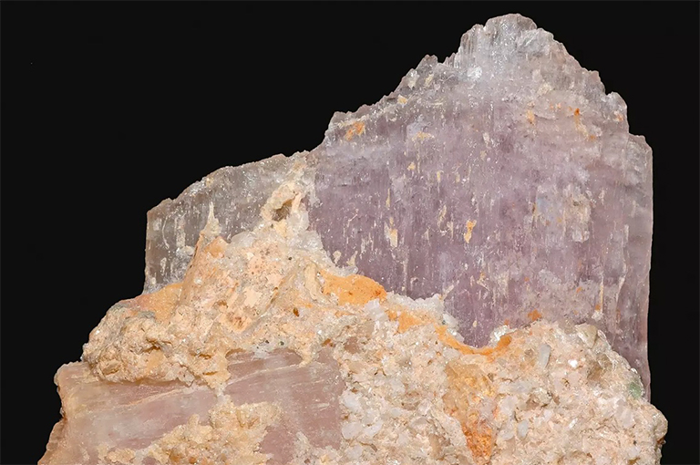 在黑色背景上的锂辉石矿物.jpg 在黑色背景上的锂辉石矿物