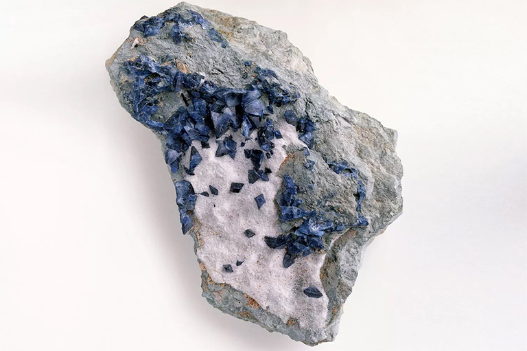 蓝色的膨润土晶体和白色的钠辉石在白色背景上.jpg 蓝色的膨润土晶体和白色的钠辉石在白色背景上