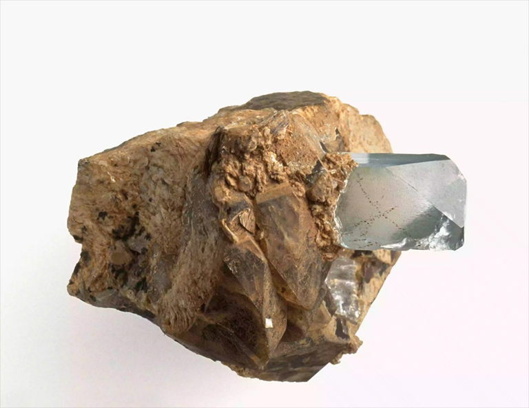 在伟晶岩的蓝色黄玉水晶在白色背景.jpg 在伟晶岩的蓝色黄玉水晶在白色背景