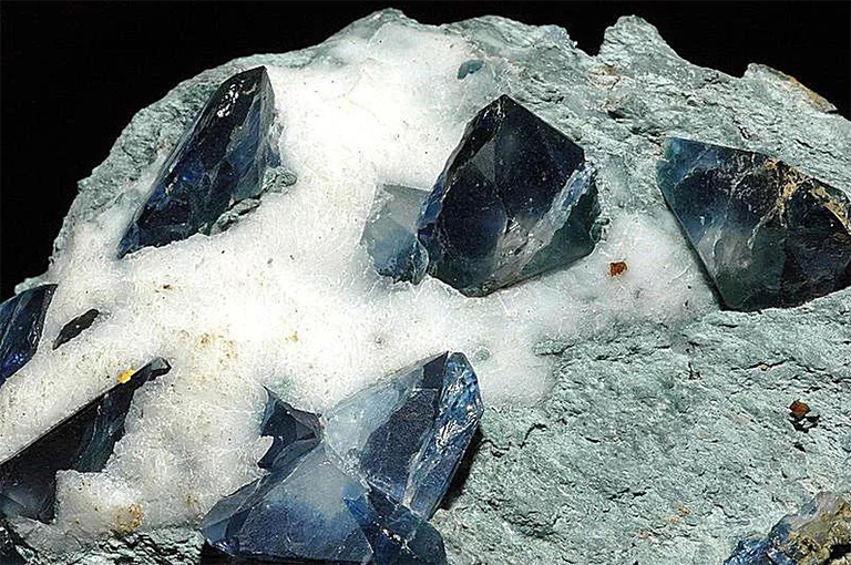 这些是稀有的矿物膨润土的蓝色晶体.jpg 这些是稀有的矿物膨润土的蓝色晶体