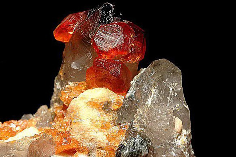 石榴石和石英.jpg 石榴石和石英