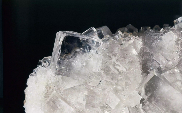 岩盐或岩盐晶体的特写镜头.jpg 岩盐或岩盐晶体的特写镜头