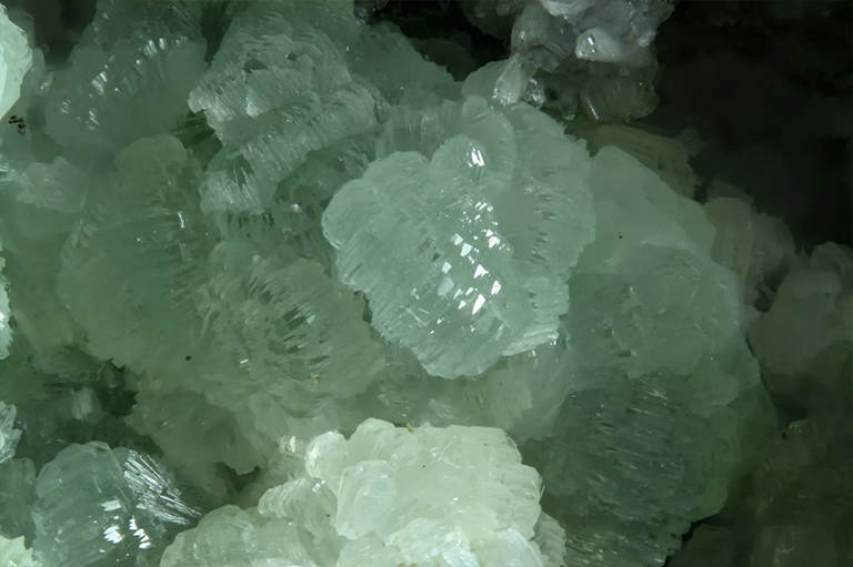 瓶绿色绿橄榄石晶体的典型葡萄状簇.jpg 瓶绿色绿橄榄石晶体的典型葡萄状簇