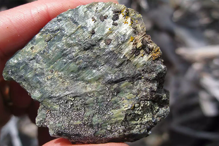 蛇纹石是这种岩石中的绿色矿物,被称为蛇纹石.jpg 蛇纹石是这种岩石中的绿色矿物,被称为蛇纹石