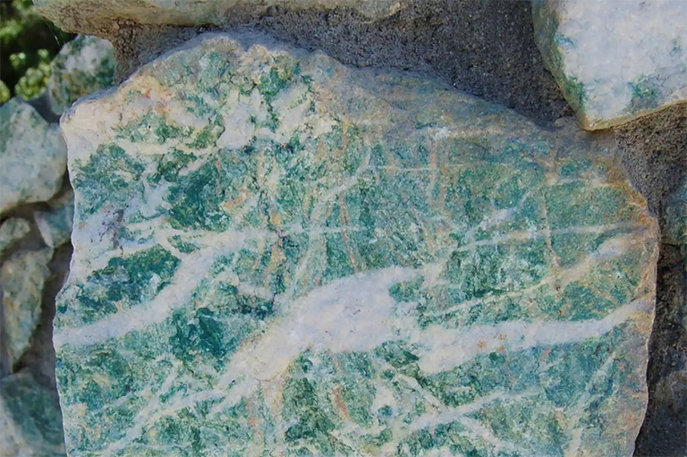 Mariposite是一种绿色,富含铬的云母.jpg Mariposite是一种绿色,富含铬的云母