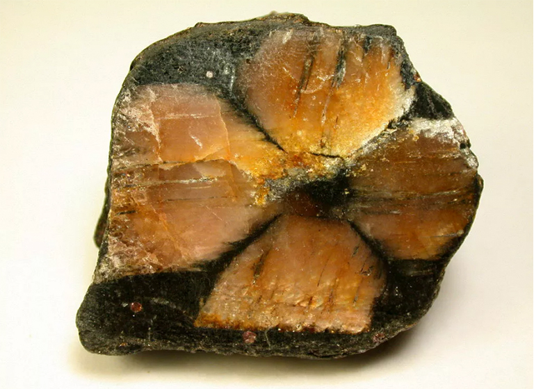 红柱石.jpg 红柱石