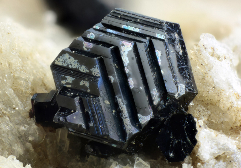 黑云母的薄片或叶片形成所谓的书.jpg 黑云母的薄片或叶片形成所谓的书