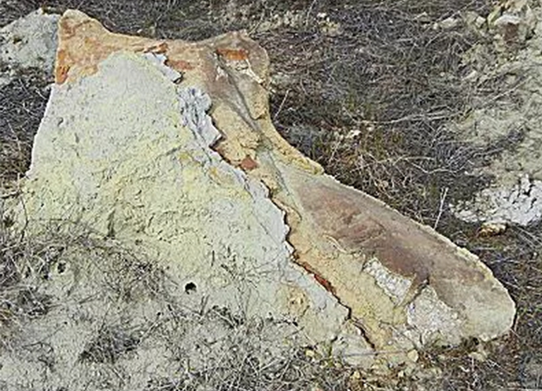 鲨牙山的结石.jpg 鲨牙山的结石