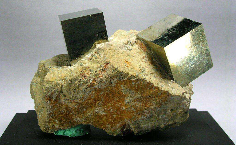 大块赤铁矿.jpg 大块赤铁矿