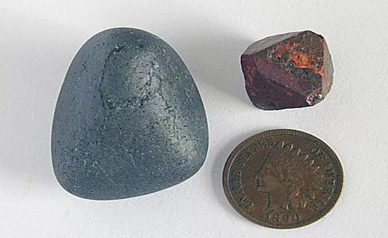 硬币旁边的两种磁铁矿.jpg 硬币旁边的两种磁铁矿