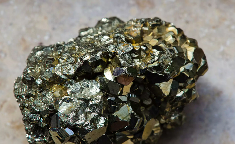 黄铁矿关闭发光的大块.jpg 黄铁矿关闭发光的大块