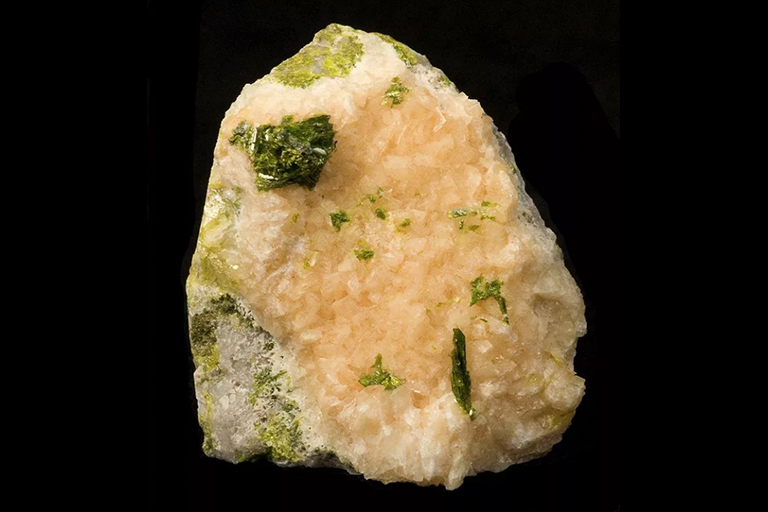 铝矾石.jpg 铝矾石