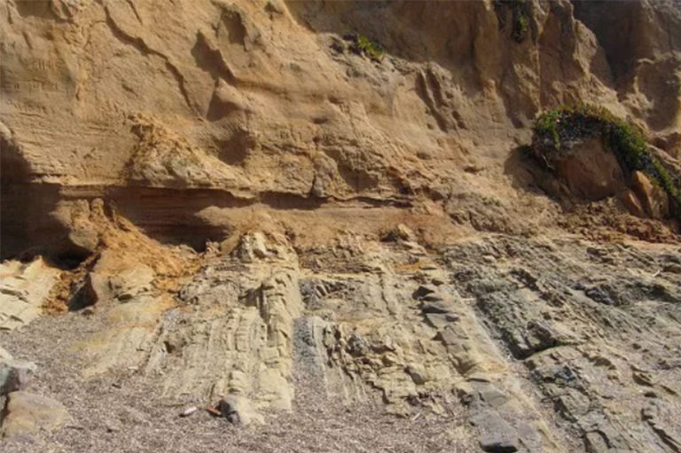 加利福尼亚州圆石滩角不整合.jpg 加利福尼亚州圆石滩角不整合