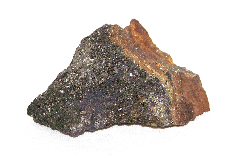 角岩标本的表面带有热液矿化作用