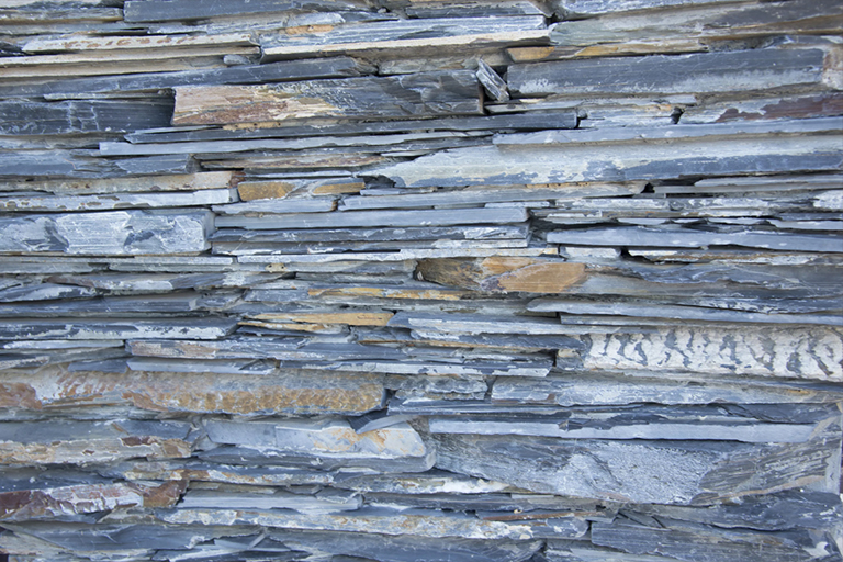 当页岩被压缩时，它变成板岩