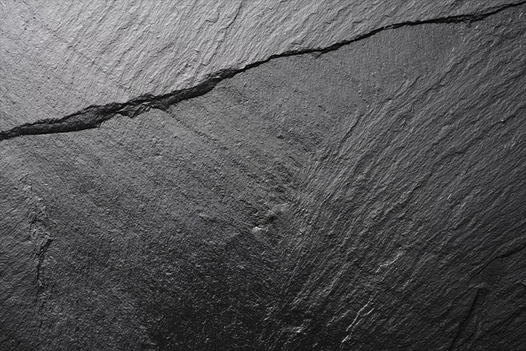 仔细检查板岩可发现其分裂和结构