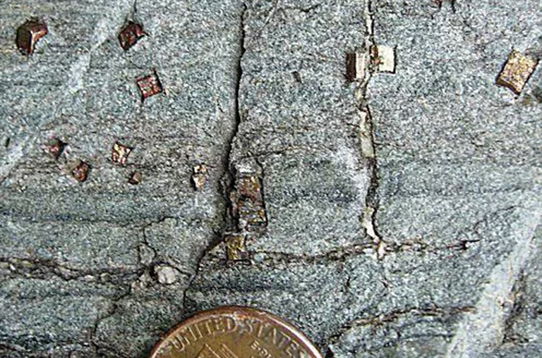 黄铁矿与黄铁矿