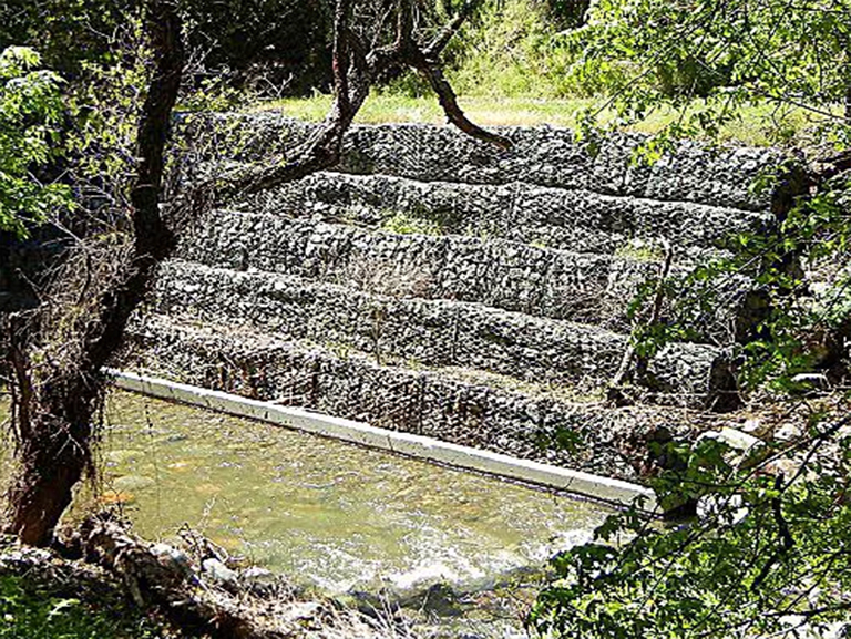 坚固而多孔的屏障