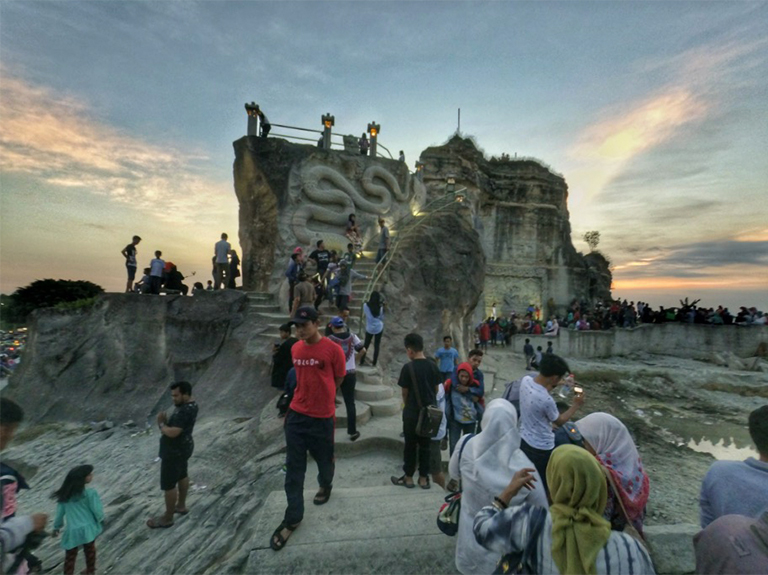 人们走到角砾岩制成的结构