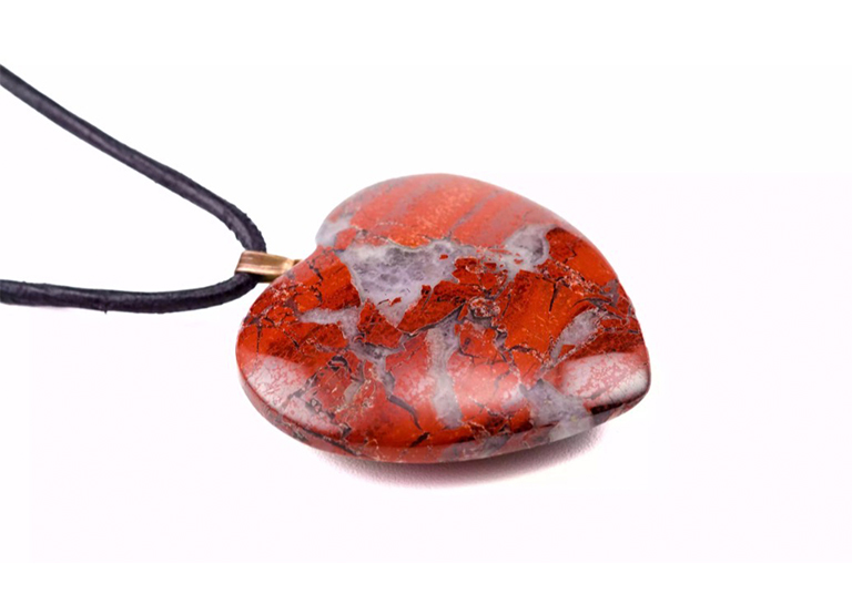 在白色背景上听到形的角砾岩项链