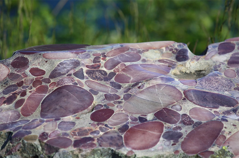 外部含有角砾岩的岩石