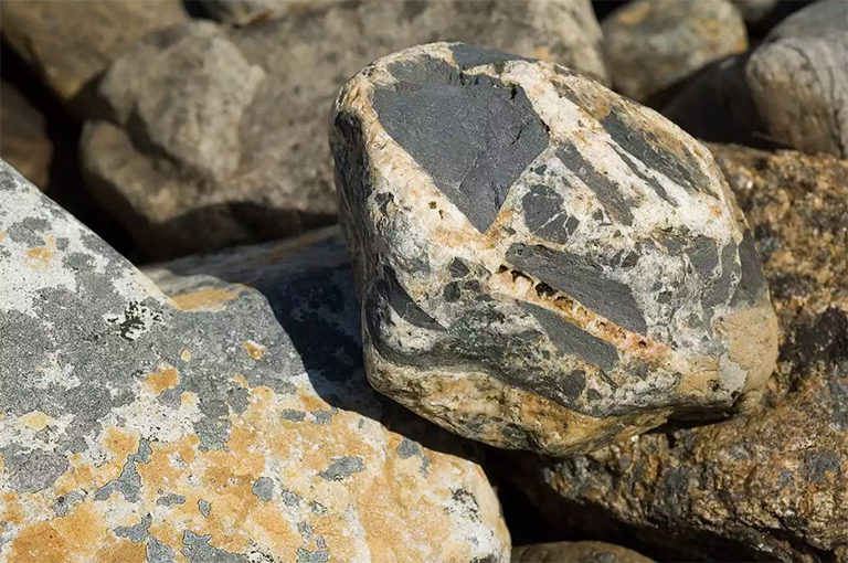 关闭角砾岩岩石在阳光下