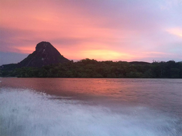在亚马逊雨林的圭亚那盾岩层在从奥里诺科河的日落.jpg 在亚马逊雨林的圭亚那盾岩层在从奥里诺科河的日落